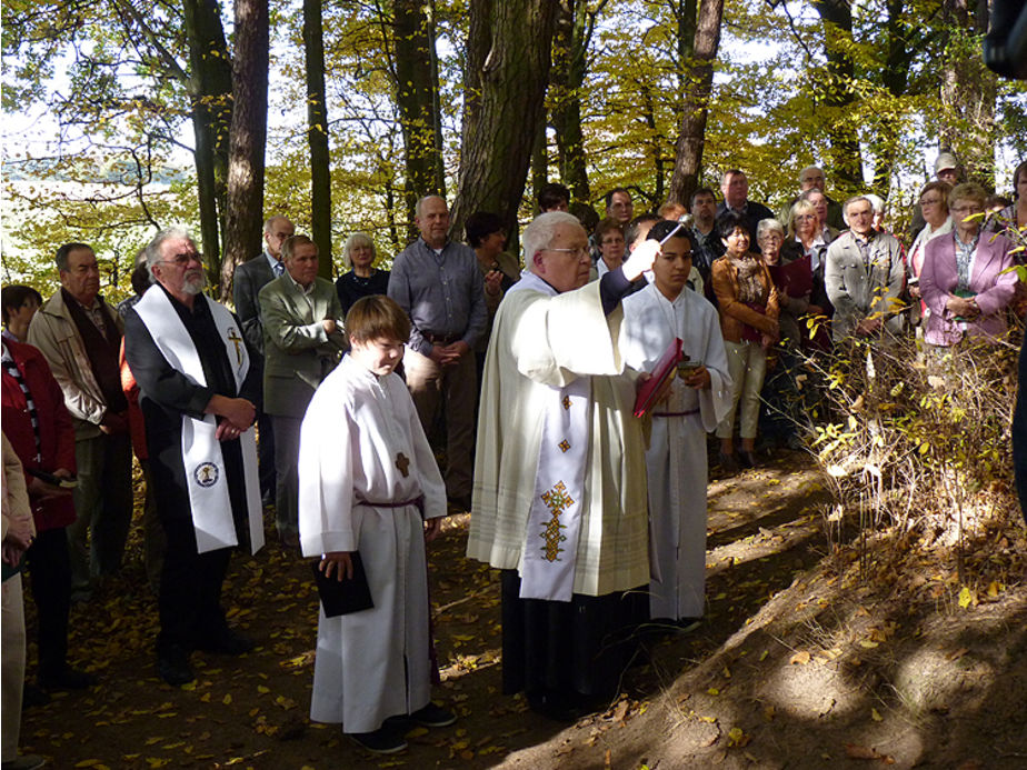 Einweihung der sieben Fußfälle im Oktober 2012 (Foto: Karl-Franz Thiede)